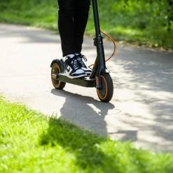 *BLACK FRIDAY DEAL* IZINQ PRO250 - Elektrische Step - Topsnelheid 30 Km/u - 30/35 Km Actieradius - 8.5" Luchtbanden - Lithium 7.8Ah 36V Accu - Zwart/Oranje - Electric Scooter - Volwassenen En Kinderen - Met App -Windgoo Shop 550x362 1