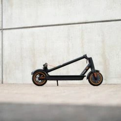 *BLACK FRIDAY DEAL* IZINQ PRO250 - Elektrische Step - Topsnelheid 30 Km/u - 30/35 Km Actieradius - 8.5" Luchtbanden - Lithium 7.8Ah 36V Accu - Zwart/Oranje - Electric Scooter - Volwassenen En Kinderen - Met App -Windgoo Shop 550x366 110