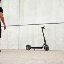 *BLACK FRIDAY DEAL* IZINQ PRO250 - Elektrische Step - Topsnelheid 30 Km/u - 30/35 Km Actieradius - 8.5" Luchtbanden - Lithium 7.8Ah 36V Accu - Zwart/Oranje - Electric Scooter - Volwassenen En Kinderen - Met App -Windgoo Shop 550x366 111