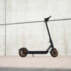 *BLACK FRIDAY DEAL* IZINQ PRO250 - Elektrische Step - Topsnelheid 30 Km/u - 30/35 Km Actieradius - 8.5" Luchtbanden - Lithium 7.8Ah 36V Accu - Zwart/Oranje - Electric Scooter - Volwassenen En Kinderen - Met App -Windgoo Shop 550x366 113