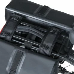 Basil Urban Dry Dubbele Fietstas MIK - Zwart - 50 Liter -Windgoo Shop 550x366 152