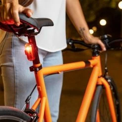 Sigma Sport AURA 30 Fietsverlichting Set - Led Koplamp 30 Lux - CURVE Achterlicht - Inclusief Batterijen -Windgoo Shop 550x366 163