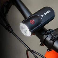Sigma Sport AURA 30 Fietsverlichting Set - Led Koplamp 30 Lux - CURVE Achterlicht - Inclusief Batterijen -Windgoo Shop 550x487 5