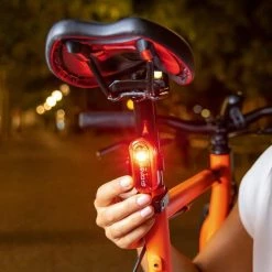Sigma Sport AURA 30 Fietsverlichting Set - Led Koplamp 30 Lux - CURVE Achterlicht - Inclusief Batterijen -Windgoo Shop 550x751 2