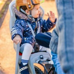 Polisport Brioso Fietsstoeltje Achter – Achterzitje Fiets – Kinderzitje Fiets - Zandgrijs/rood -Windgoo Shop 550x775 5