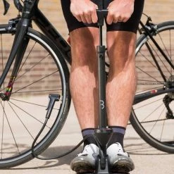 BBB Cycling AirWave Fietspomp Met Drukmeter - Fiets Pomp Racefiets En Mountainbike - Voetpomp Fiets 9 Bar - Zwart - BFP-20 -Windgoo Shop 550x825 3